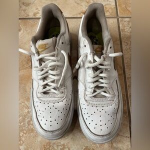 Nike women’s White and gold minimalist Sneakers